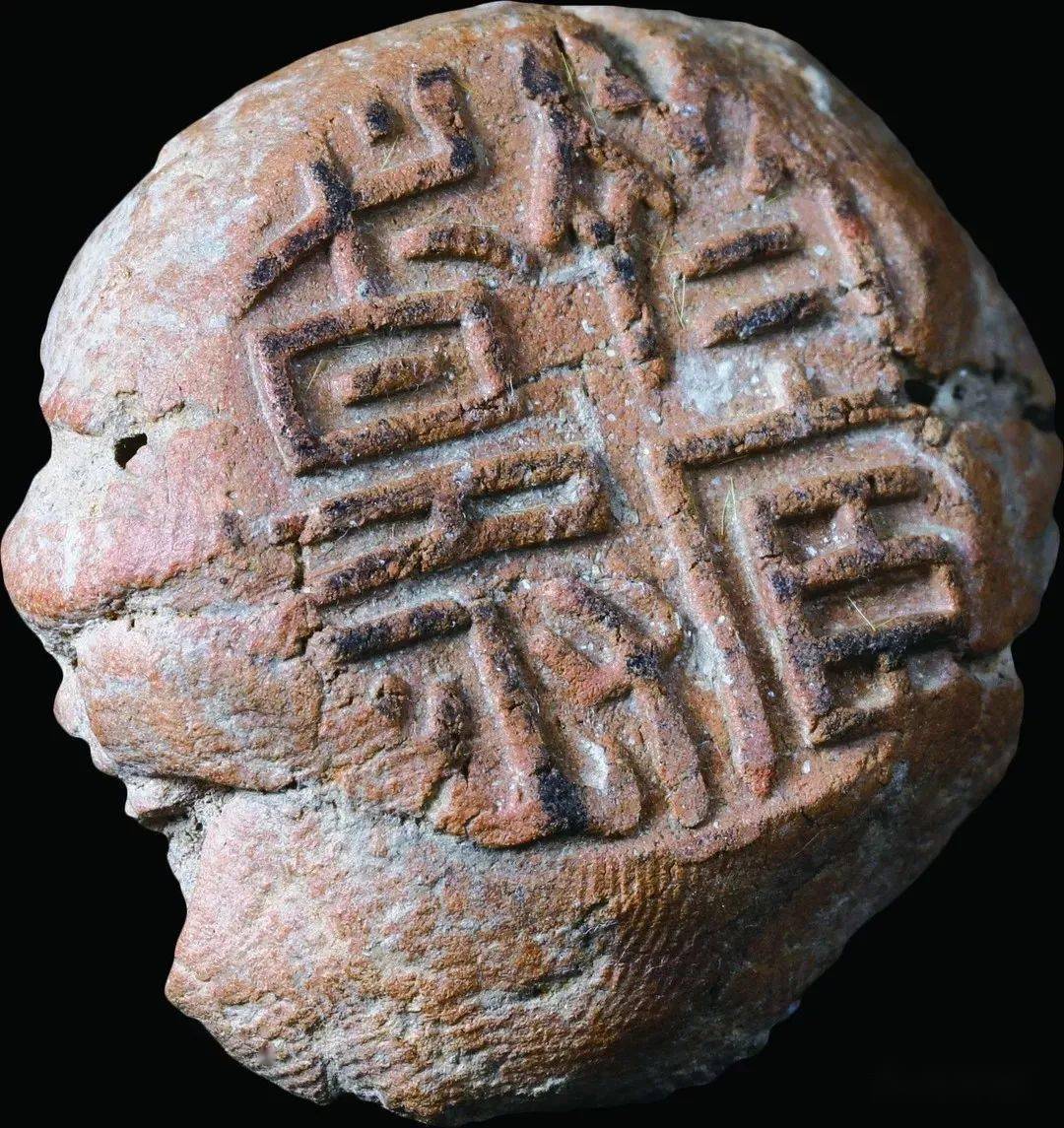 纸张尚未普及的两汉时期,书写的受体主要还是竹简或木椟,同时,有两个