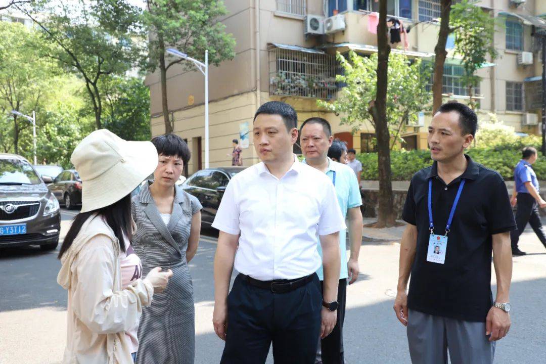 7月27日,婺城区委书记高峰带队深入城北街道等地,检查全国文明城市