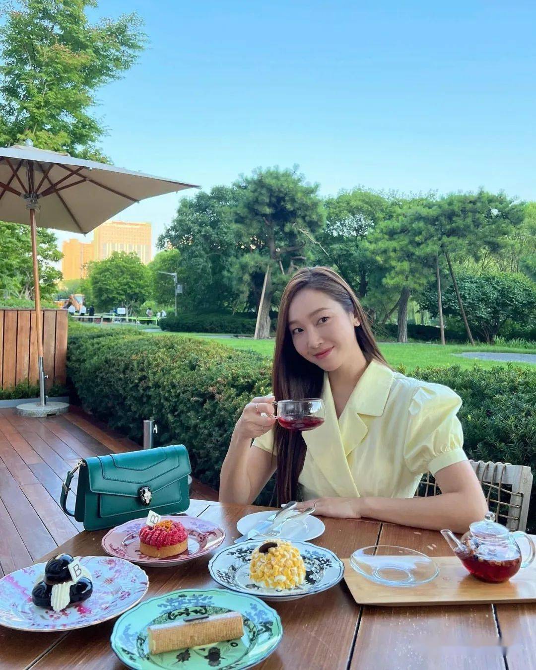 郑秀妍晒酒店私照名媛风笑容优雅冰山美人不见了