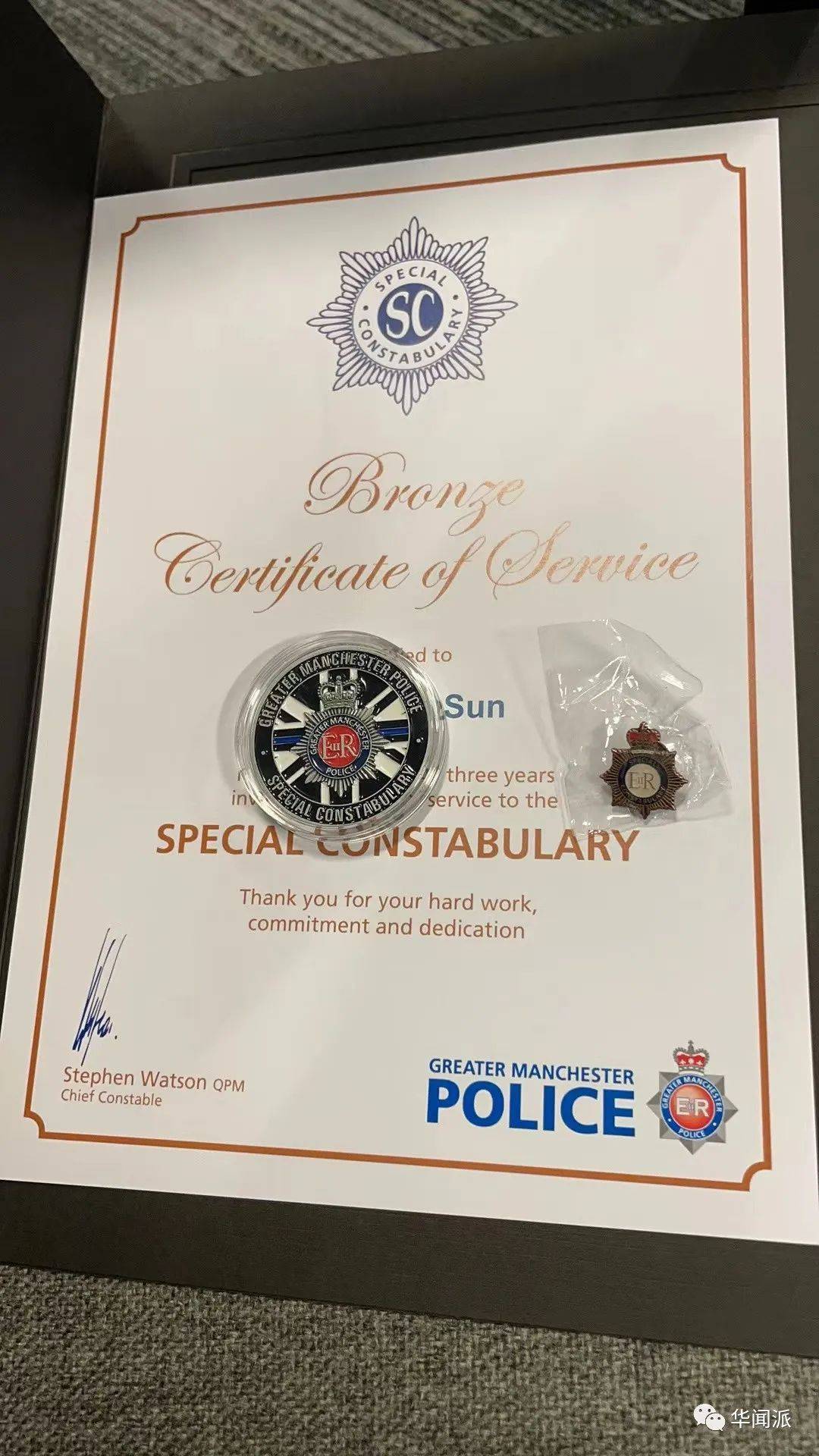 我在成为志愿警察满三年后获得的证书和徽章 (右),以及在 新冠疫情