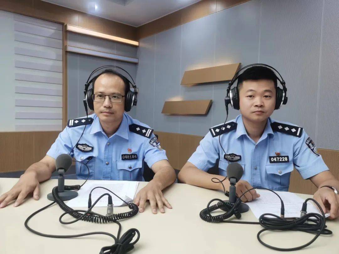 嘉兴市公安局交警支队一大队事故中队指导员张潮炀做客直播间,就市民