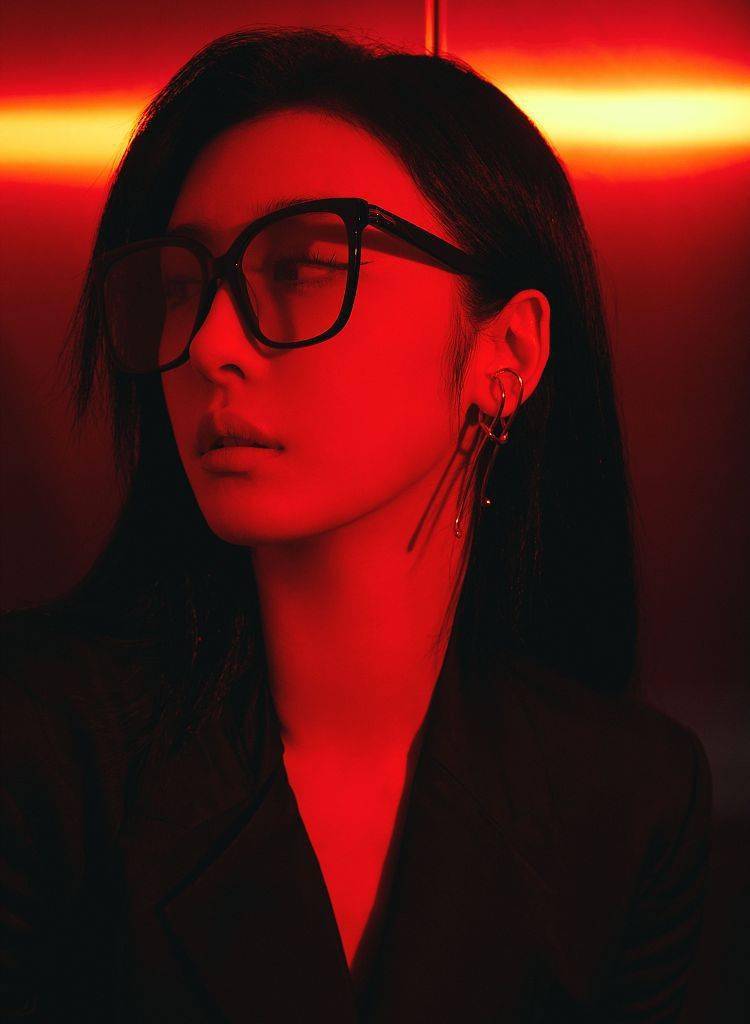 赵小棠品牌活动造型写真超酷个性墨镜搭不规则西装裙显霸气