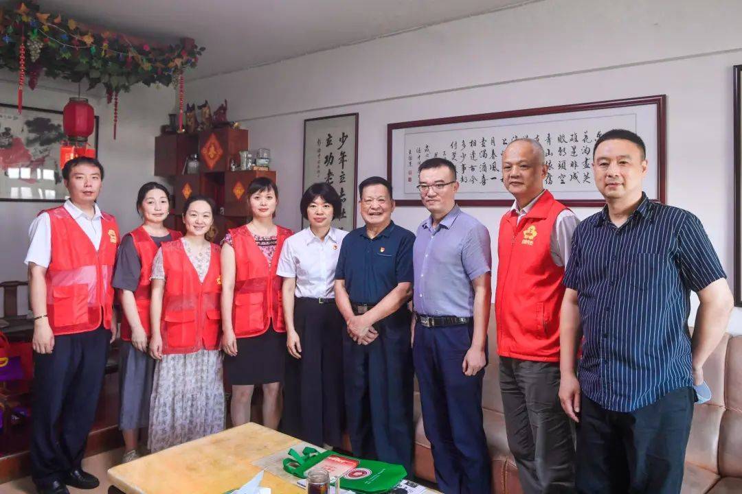 广州市退役军人事务局的领导以及红棉老兵志愿者等人与彭德才合影.