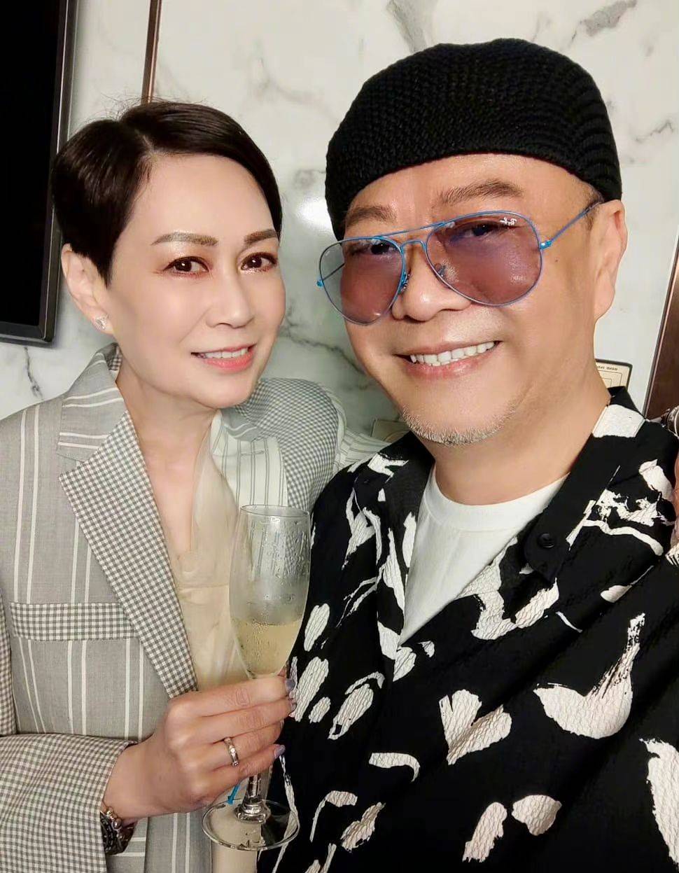 欧阳震华晒夫妻合照庆61岁,打扮时髦气质在线,佘诗曼连续12年送祝福