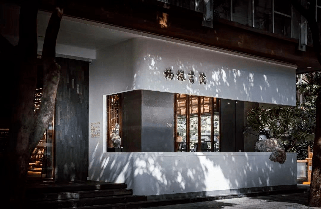 图源:南方传媒走进楠枫书院,首先引入眼帘的便是震撼人心的书墙柱上