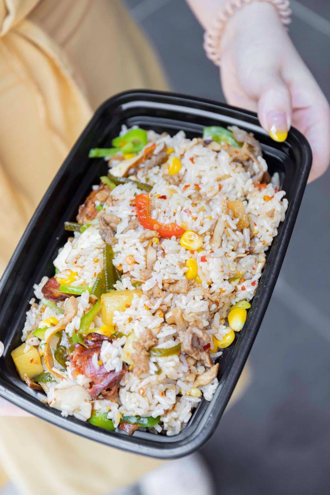 石鼓路上不起眼的夫妻小店,专卖一份成都拌饭,14年来收割一波学生粉!