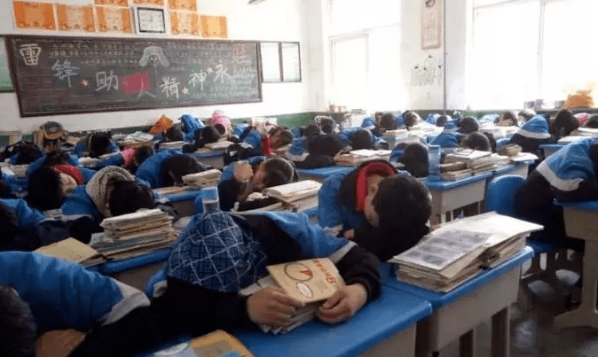 小学生午休"趴睡"变"躺睡",学生在午休椅上整齐入睡,评论区却吵起来了