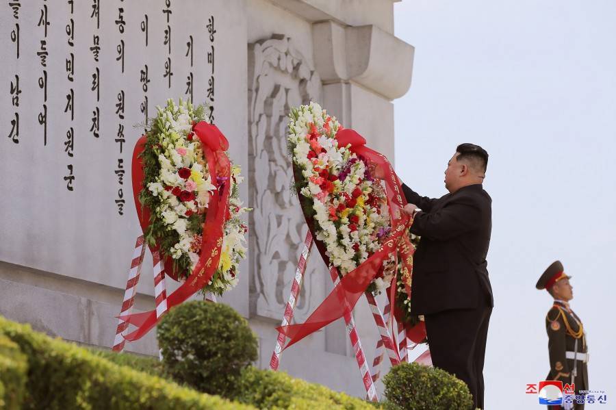 “朝鲜”金正恩参谒中朝友谊塔向中国人民志愿军烈士致敬