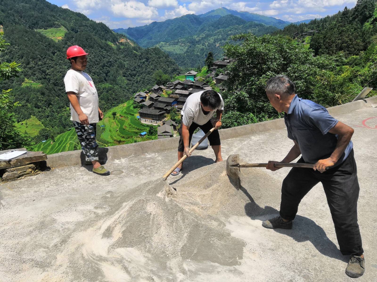 撸起袖子加油干 农闲时节修路忙——排调镇也都村村民农闲时节抢修村内水毁砂压步道