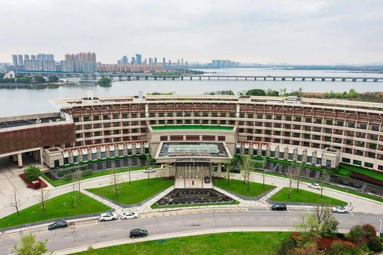 2大1小入住武汉联投半岛酒店,享早餐 酒店悦享俱乐部14项目畅玩.