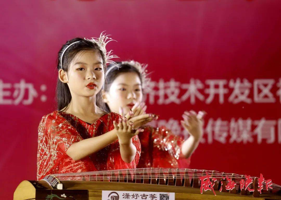 隨後,舞蹈《紅旗頌》,兒童舞《山花爛漫》,獨舞《山楂樹之戀》,古箏