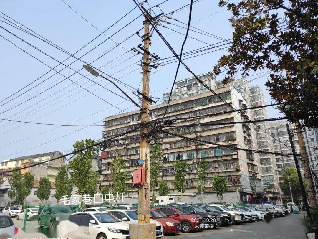 那时一穷二白,架线送电的杉木电杆一时难得解决,大家都很着急.