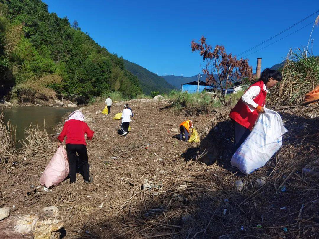 返家鄉河小清暑期防溺水專項行動上猶縣返家鄉大學生志願者在助力一