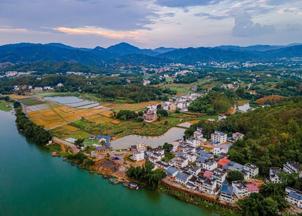 江西赣州：雨后乡村秀美如画 青山绿水景色动人