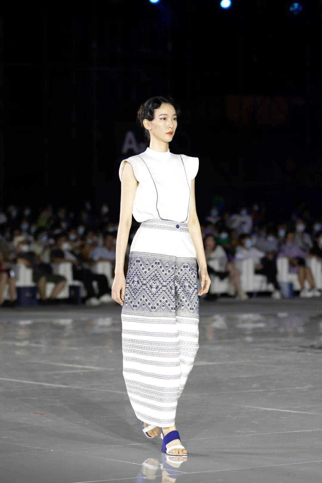 东方上演"黎风时尚61锦绣东方"黎锦时装发布秀_服装_赵茜_个人