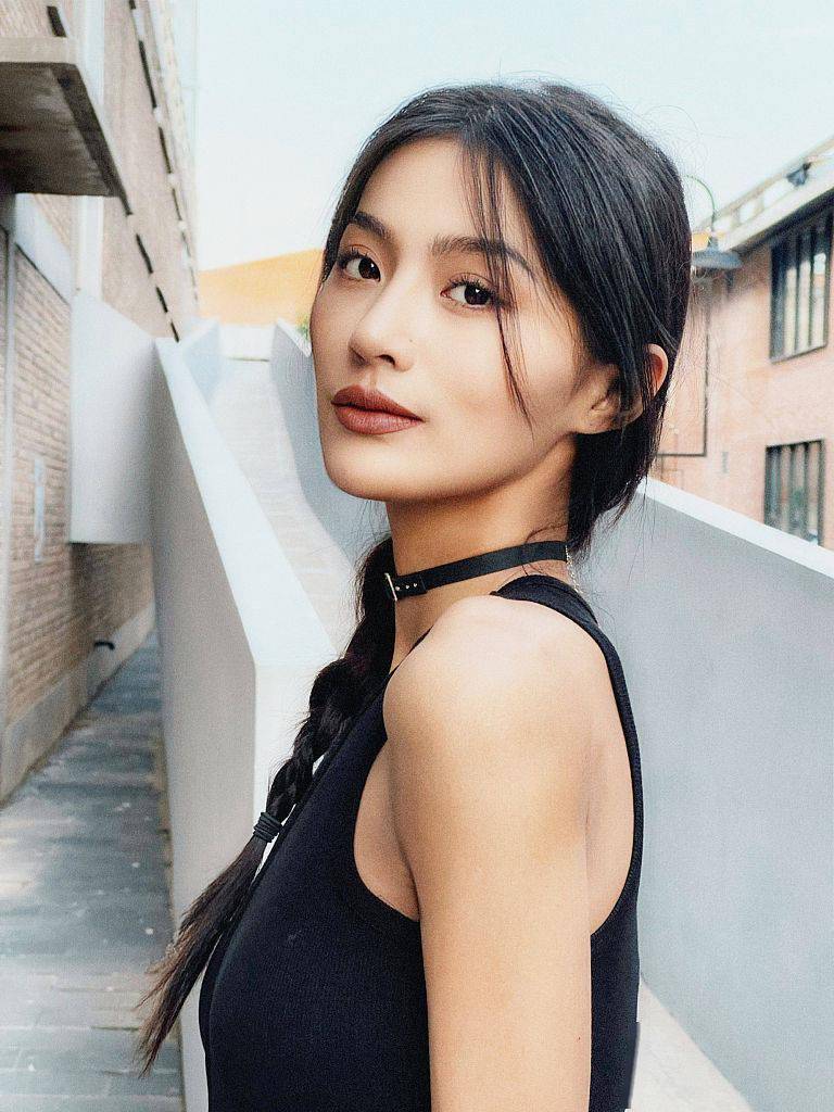 万籽麟单马尾麻花辫造型写真释出变身文艺辣妹酷感十足