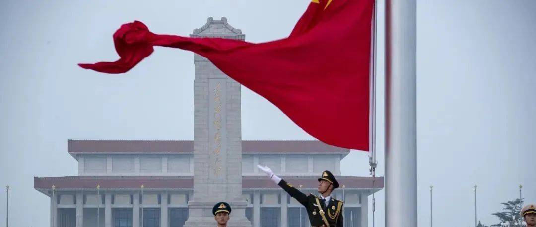 天安门广场上的这一幕,刷屏!_八一天安门广场升旗仪式_国歌_五星红旗
