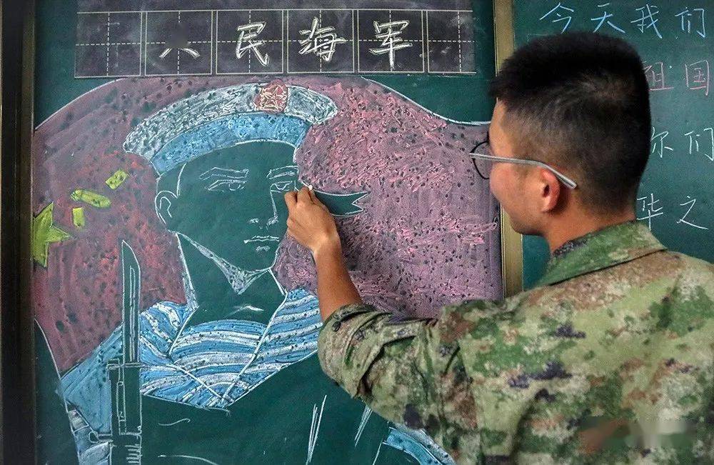 表达着对美好生活的祝愿:他们为孩子们出板报在离开前图源:人民海军