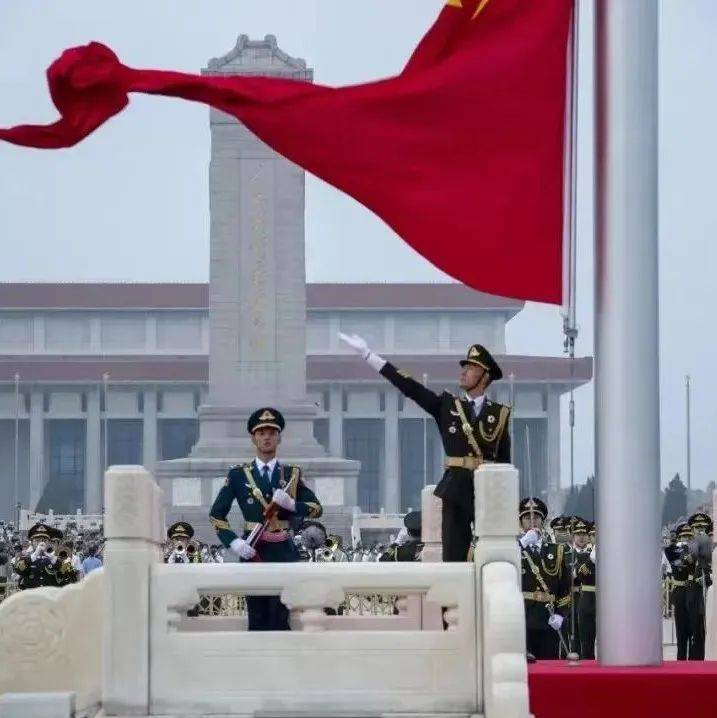 这是今早的天安门广场!_八一天安门广场升旗仪式_五星红旗_太阳