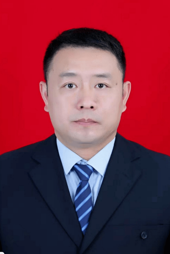 他叫王斌,b52路车长,2000年退伍后尝试做过其他工作,但始终还是放不下