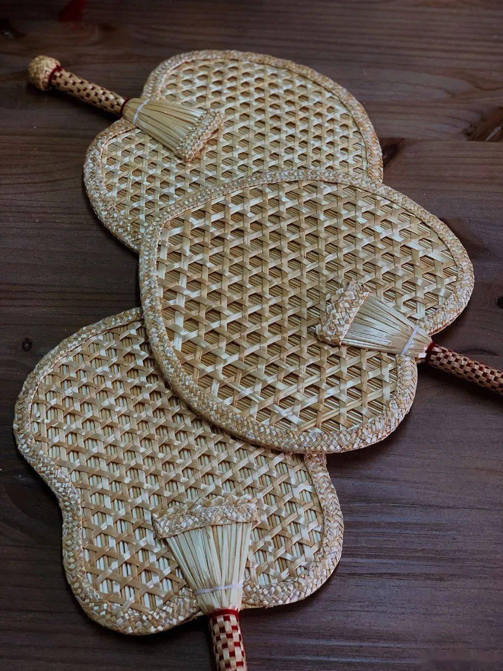 图:微博@净饭之王除了扇子外,我们戴的很多草帽以及包包,农村厨房里的