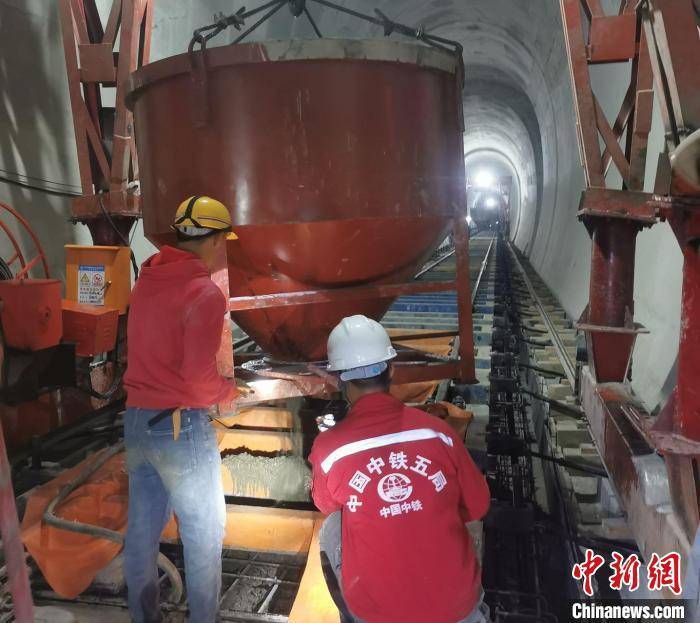 中缅国际通道大瑞铁路保山隧道启动无砟轨道施工