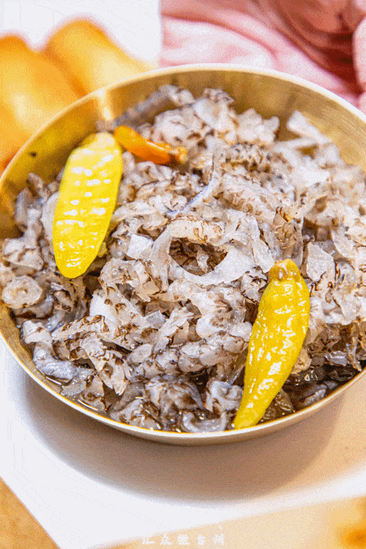 用餐区,到处有"喵星人"出没:猫摆件,玩偶,条漫,让furry控简直把持不