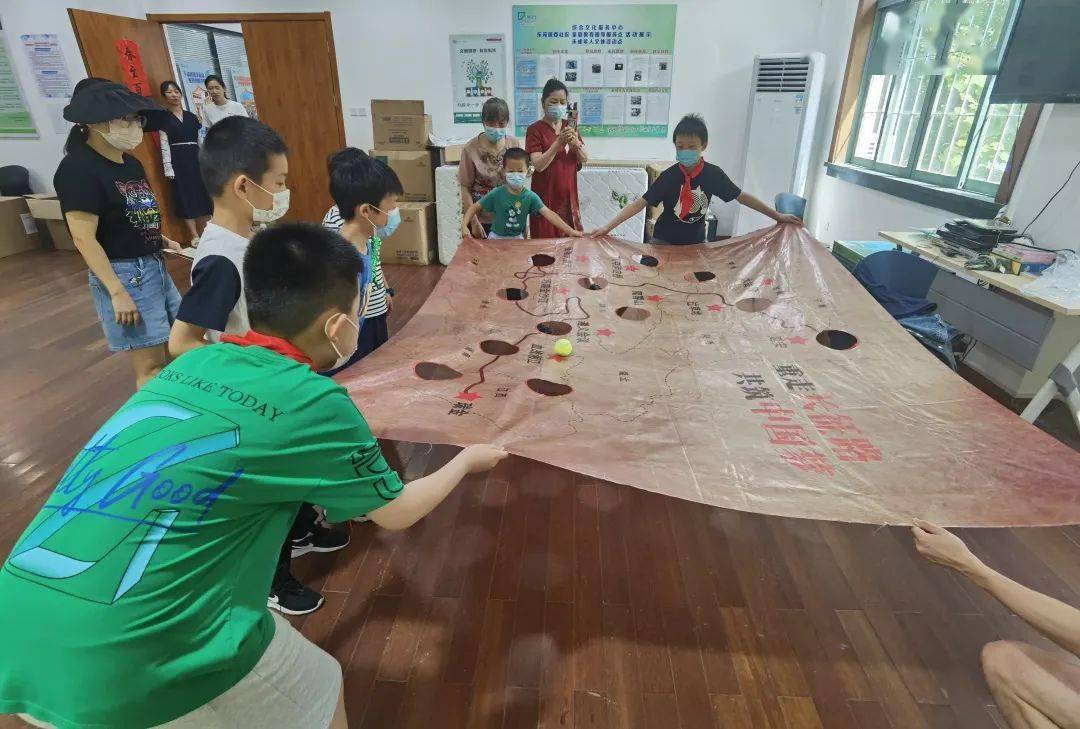 队员们体验长征路上的艰难坎坷巩固提升全国文明城区建设"15分钟幸福