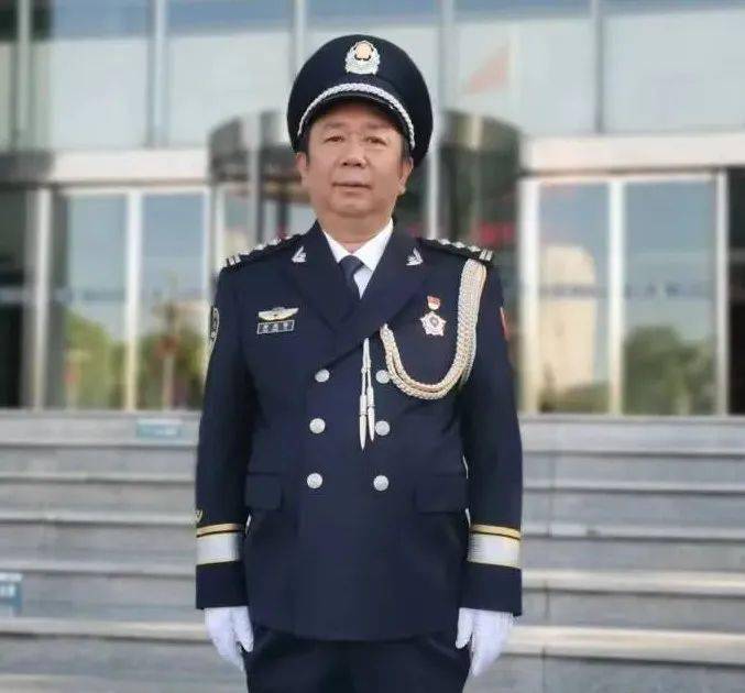 从橄榄绿到警服蓝 | 今天的c位,非你莫属!_部队_人物_简介