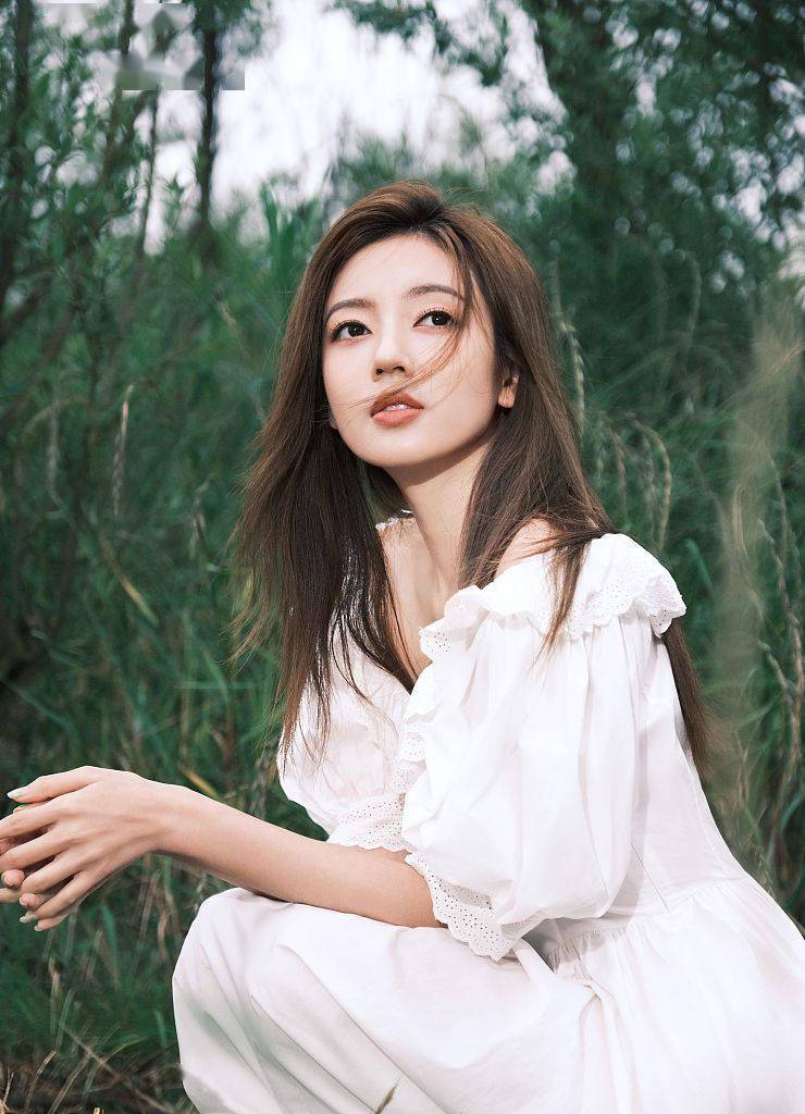 何瑞贤白裙湖边夏日写真释出 长发随风飘扬气质清新脱俗_北京_何瑞贤