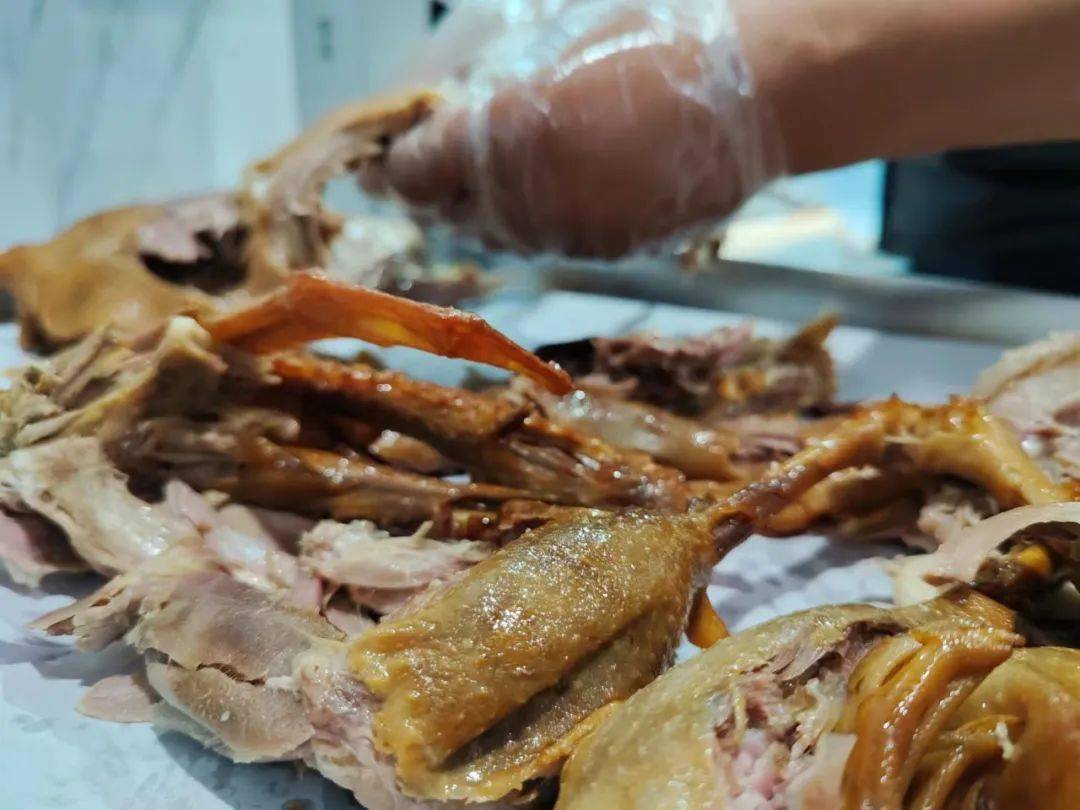 【美食淄博 肉质松香可口,山菏记特色熏鹅】_香气_文旅_临淄