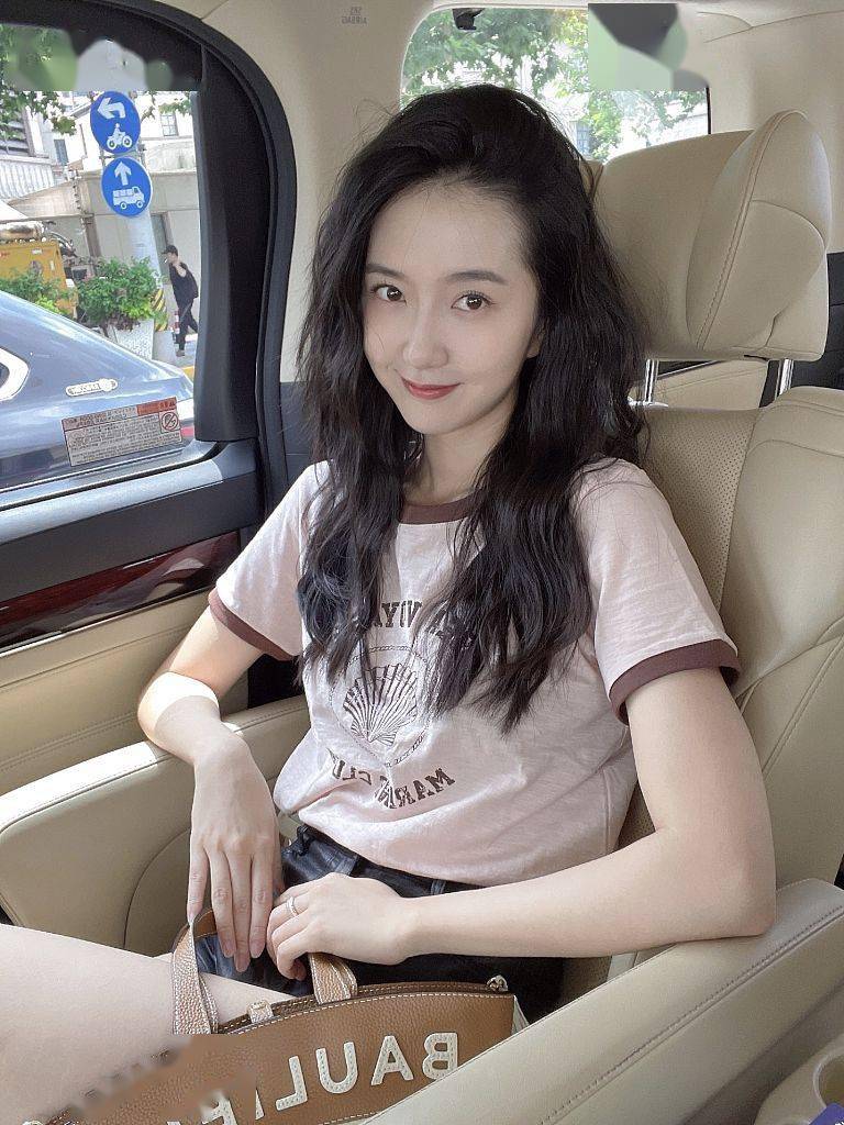 许龄月更新通勤穿搭look怀抱小狗甜美自拍