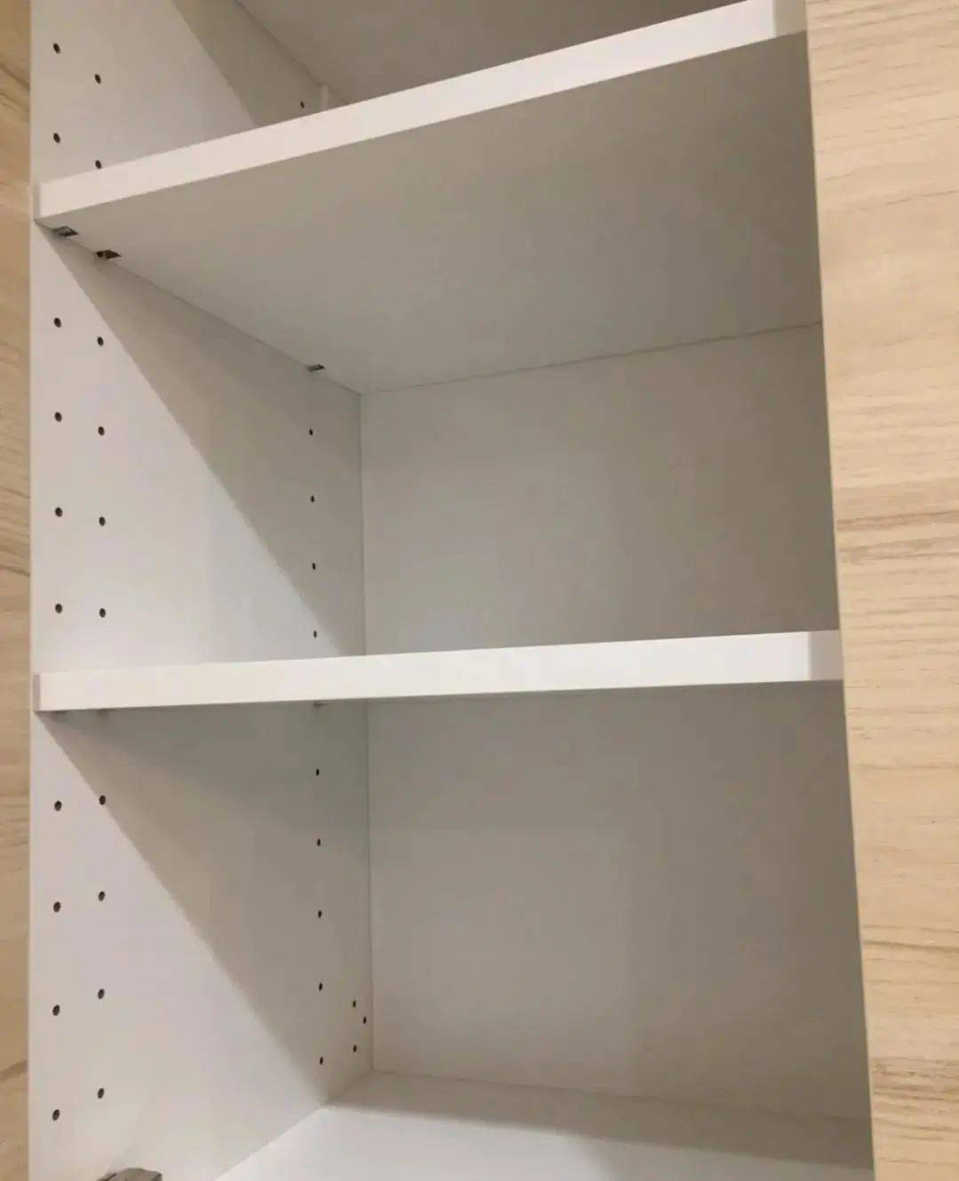 使用灵活层板,在鞋柜侧板上每隔32mm就打一排孔,用以后期根据鞋子高度