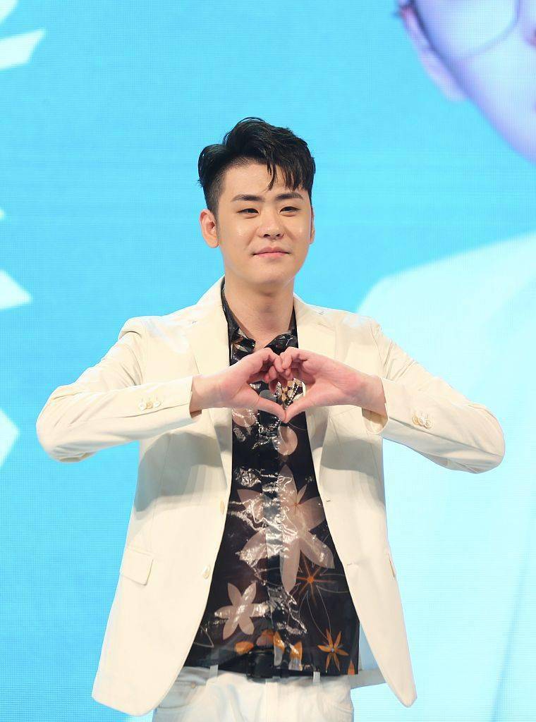 张云雷出席稚优泉的品牌活动比心.李佳琦长沙黄花机场比心.