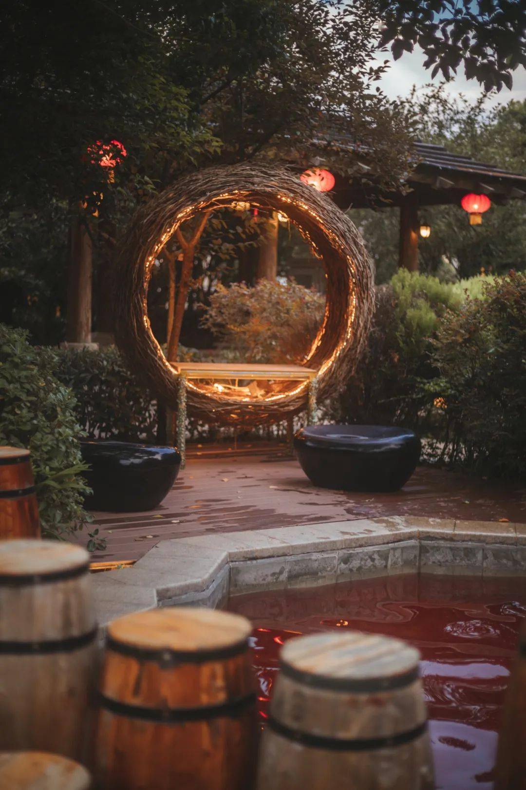 来"汤山一号"的超大温泉泳池,游游游吧!