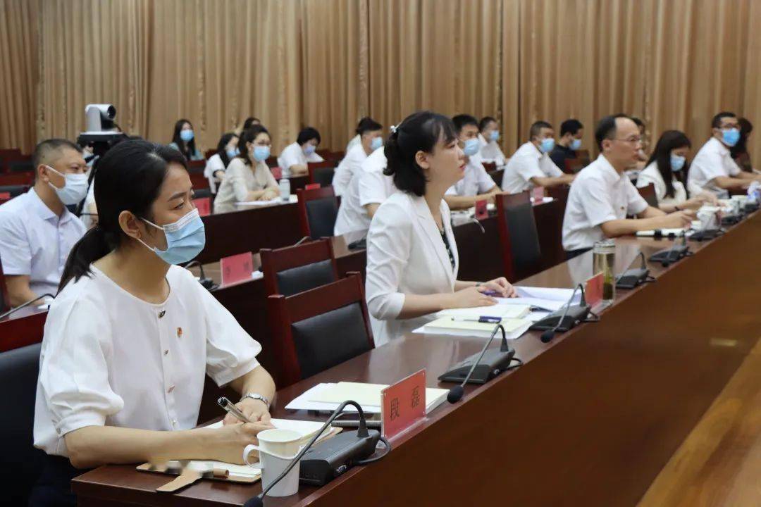 罗霄宣读《2022年秦皇岛共青团青年马克思主义者培养工程培训安排》