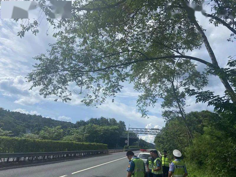 夏季整治百日行動思小高速交巡警四強化做好大風雷雨天氣道路安全管理