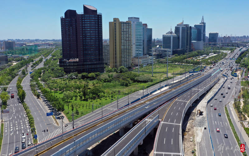 双向6车道全长16公里杨高中路改建双人字形高架跨线桥主线通车