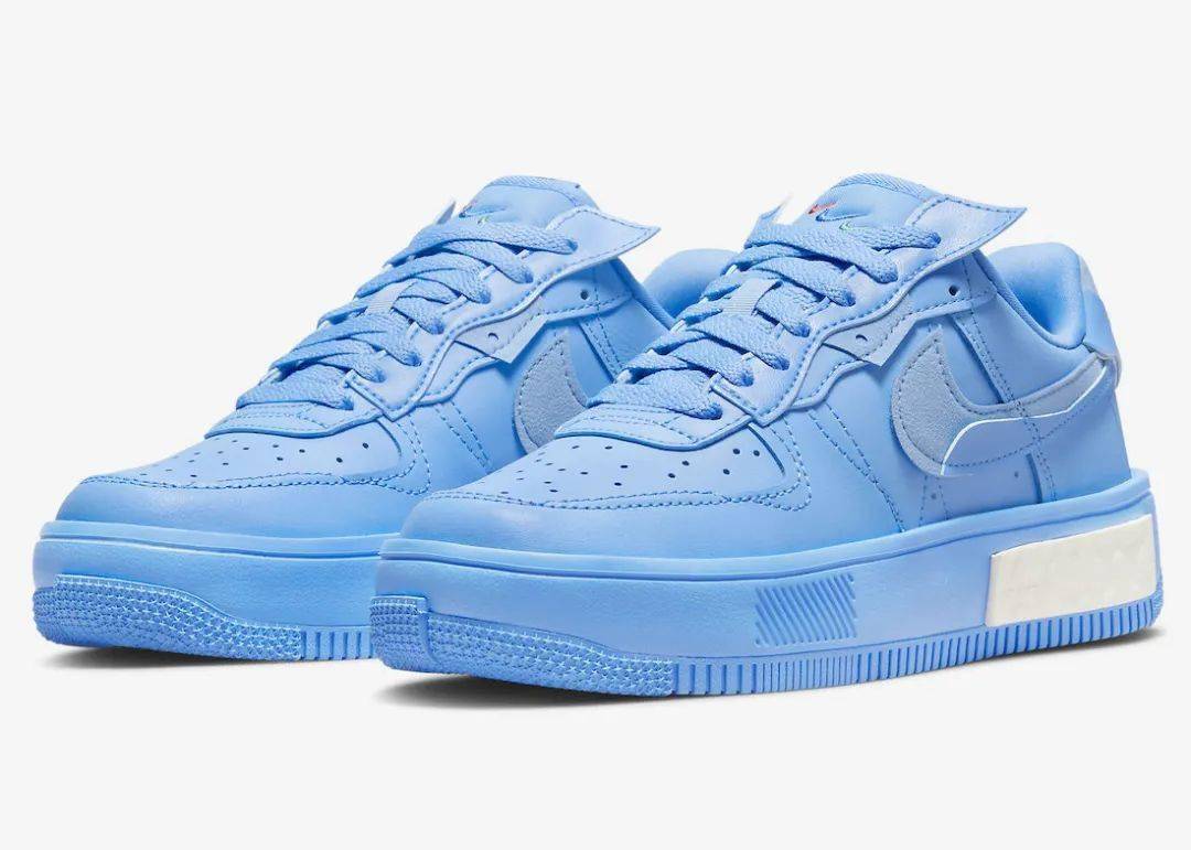 鞋垫上的 nike 风车标志以及 grind rubber af1 鞋底完善了设计