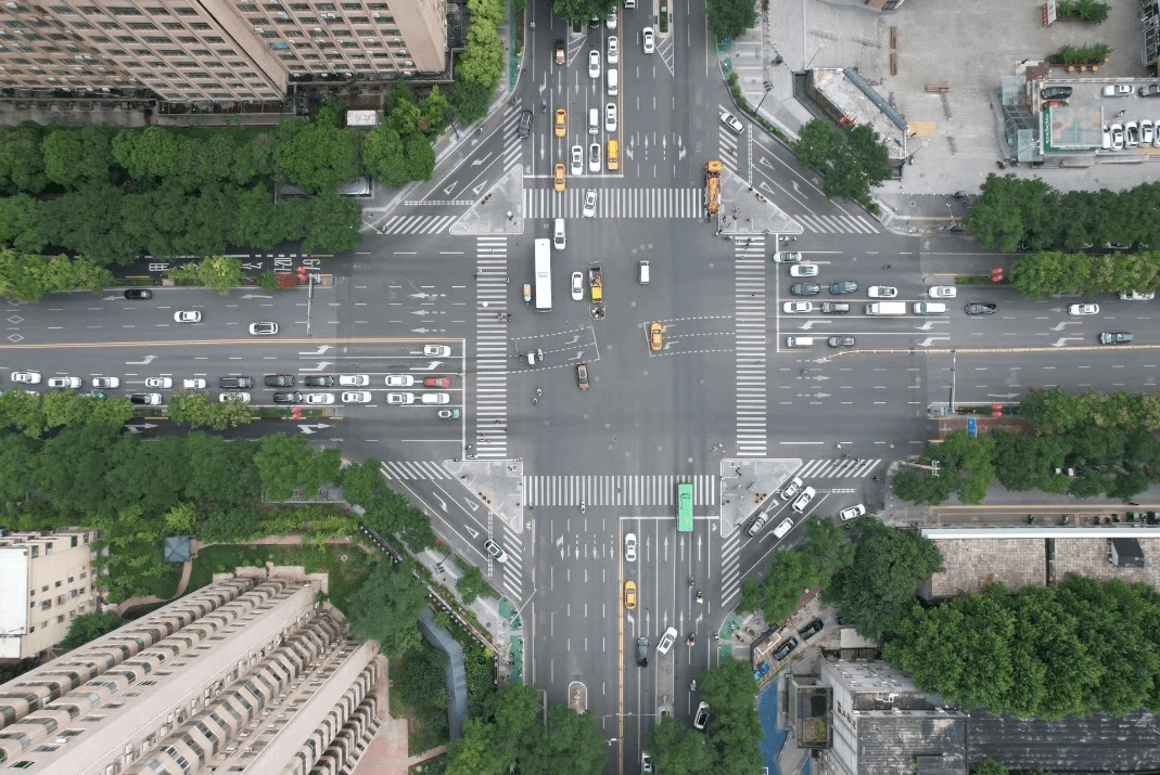 西安这些路段通行方式有变_交叉口_车辆_引导