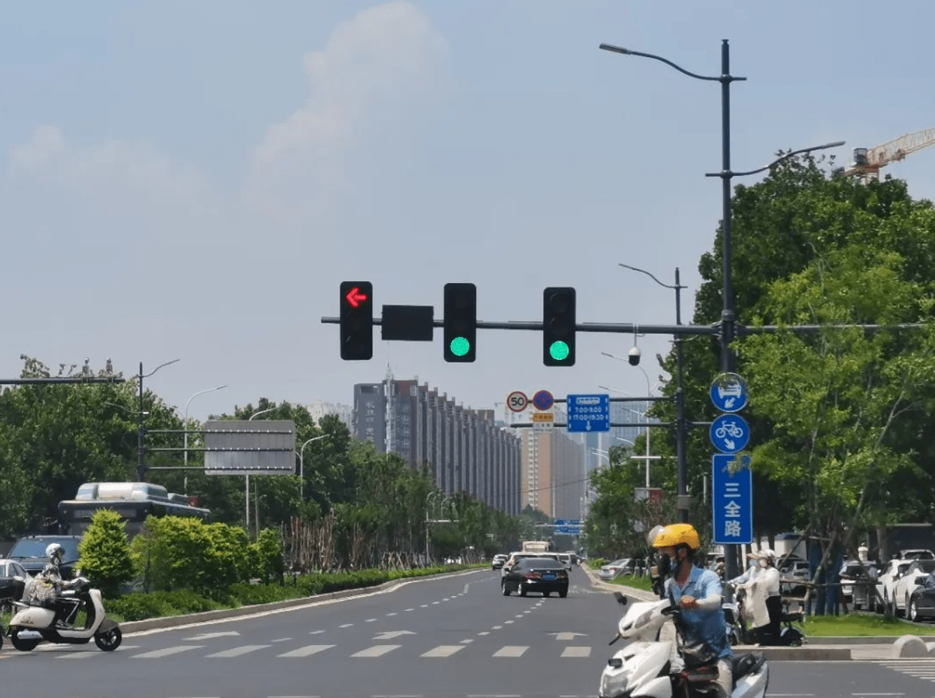近日,有些郑州市民在人行横道前等待过马路时,发现红绿灯柱子上设立了