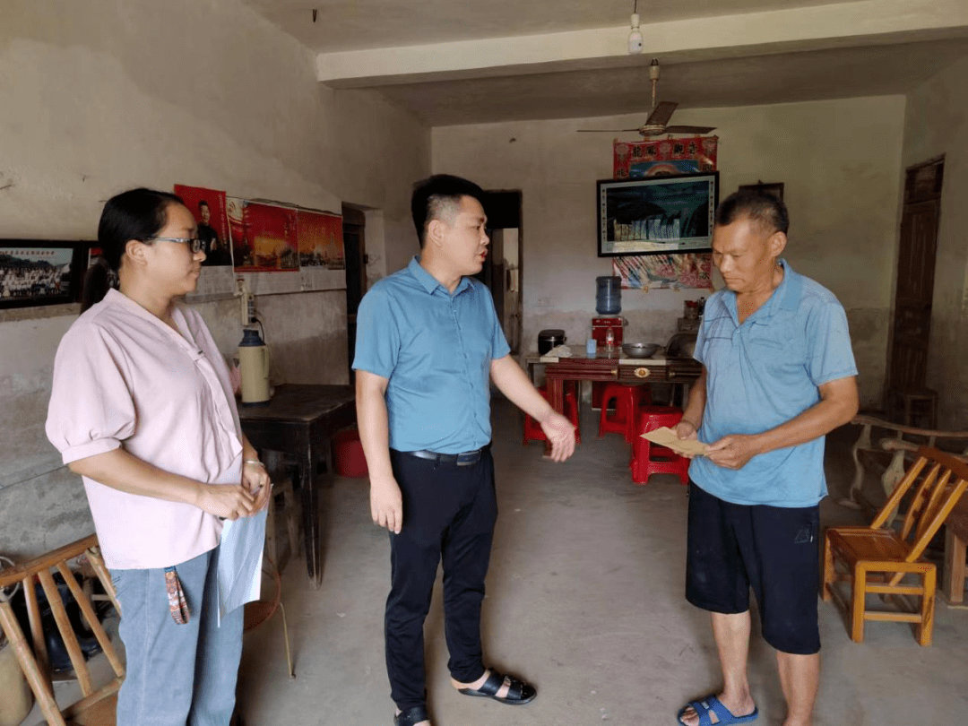 8月1日,徐家渡镇人大组织代表走访慰问生活困难退役军人,询问他们的