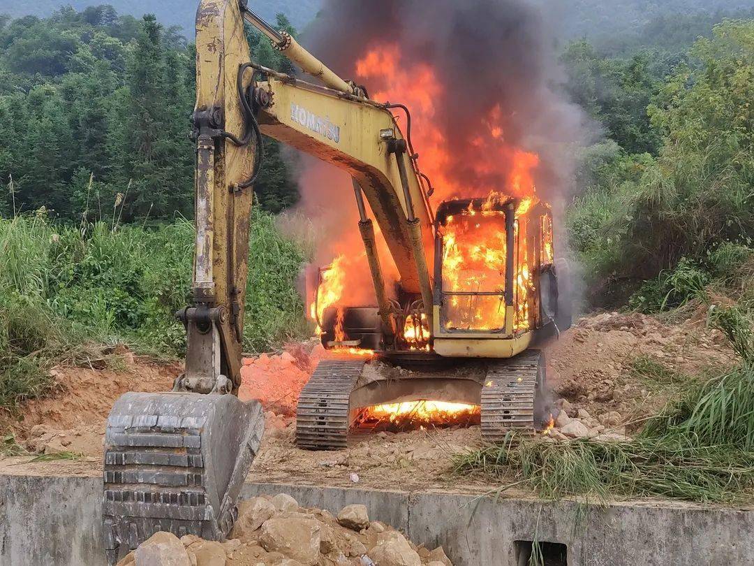 一工地挖掘机在作业时突然发生着火在韶关市乐昌市高速公路8月2日18