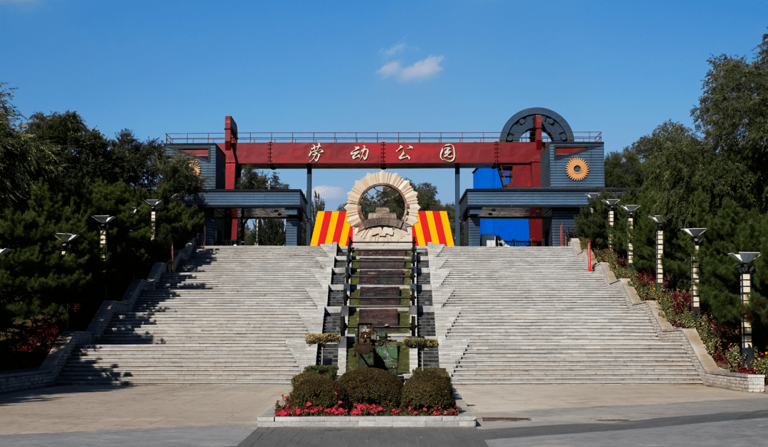 东至松梅路以"劳动","工人"为主题彰显劳动精神,劳模精神讲述哈尔滨