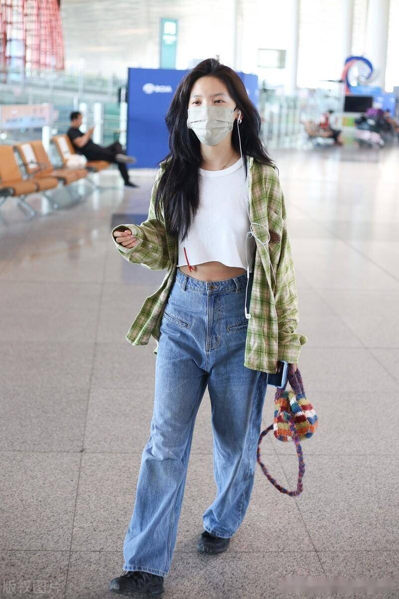 街拍章若楠绿色格纹衬衫白色背心牛仔裤清新休闲