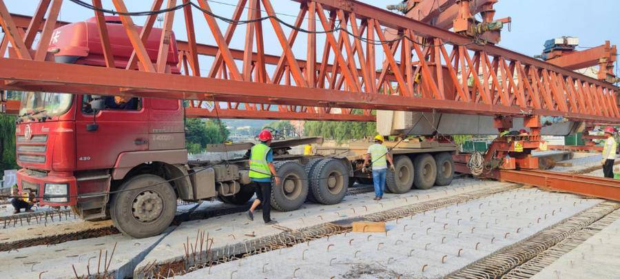省道S103旅游公路改扩建工程新建柳埠大桥左幅箱梁架设完成