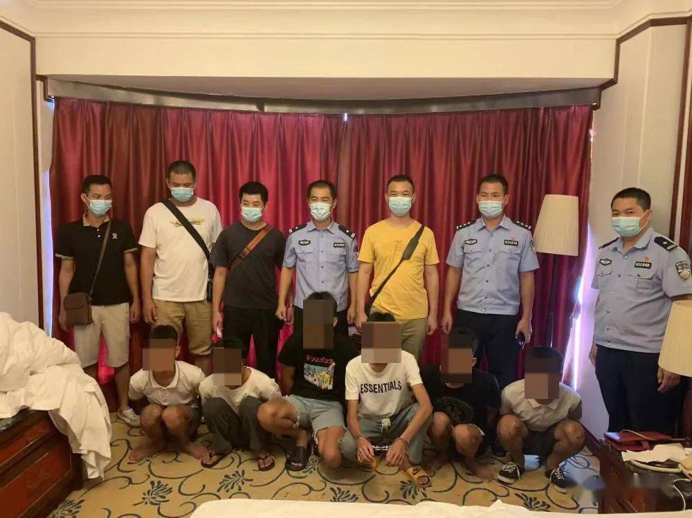 迅速组织警力抓获涉案嫌疑人22人,共收缴大砍刀3把,小砍刀2