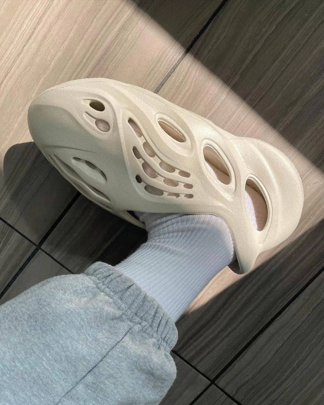 YEEZY洞洞鞋人气配色确认补货！Foam Runner “Sand”本月再次发售_Ararat_上线_消息