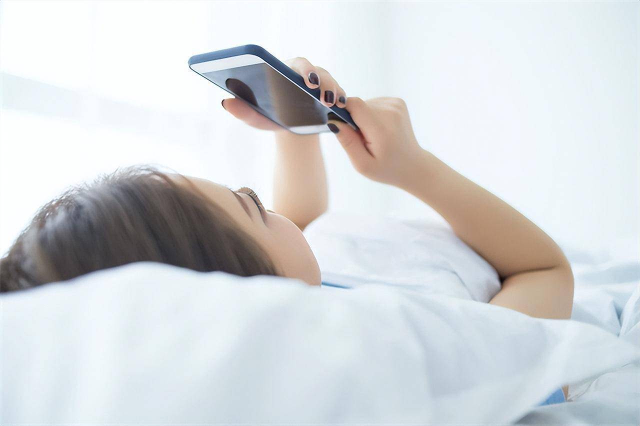 90后小伙躺着玩手机砸眼导致视网膜脱离躺床玩手机有哪些危害