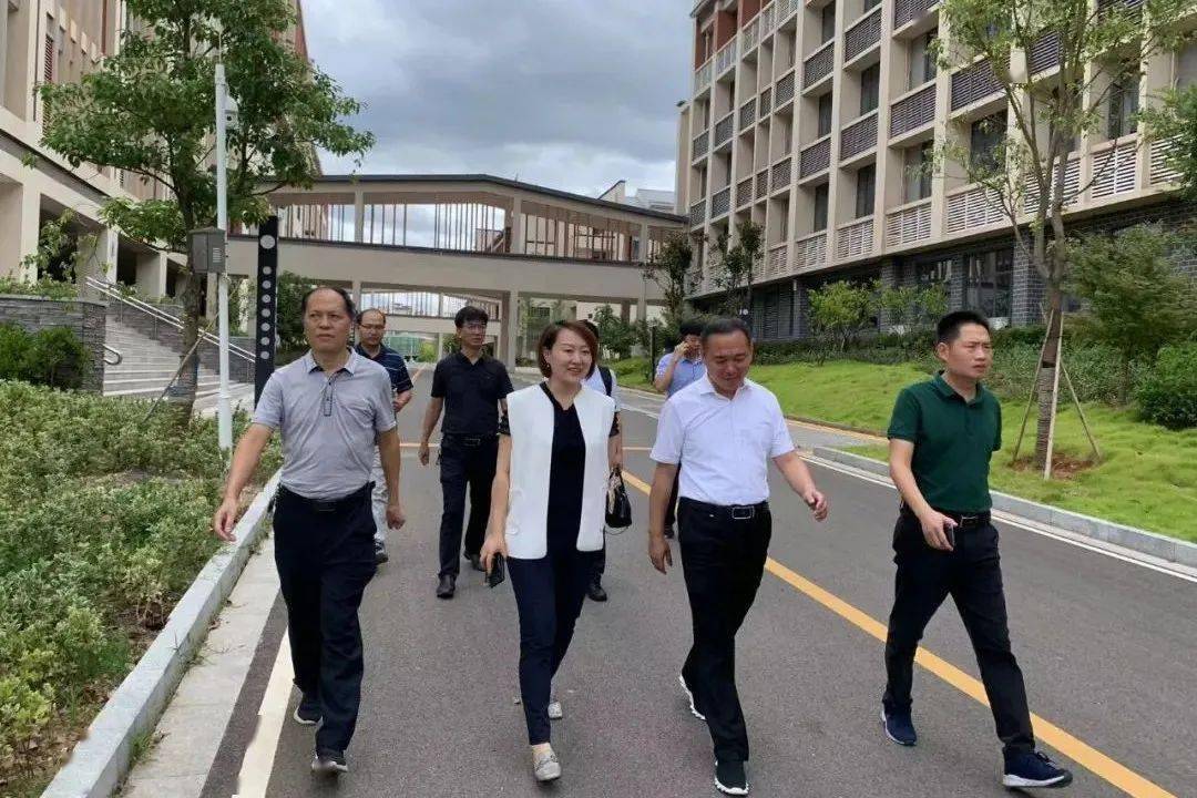 方正证券副总裁熊郁柳到石城中学调研并与自强班学生代表座谈